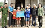Phụ nữ Công an Hà Tĩnh nhận đỡ đầu 3 cháu mồ côi vừa mất mẹ 