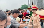 "Bóng hồng" Công an Phú Thọ tham gia đảm bảo an toàn cho người dân dịp Giỗ Tổ Hùng Vương 