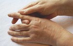 Bong gân ngón tay: Dấu hiệu nhận biết và cách điều trị