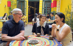 Hình ảnh Giám đốc điều hành Apple Tim Cook trải nghiệm tại Hà Nội