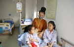 Nỗi lòng của những phụ huynh có con thường xuyên bị chảy máu cam, nôn ra máu