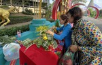 Phụ nữ Bình Dương thi gói bánh chưng, bánh tét dịp giỗ Tổ Hùng Vương