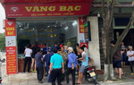 Phú Thọ: Cầm tuýp sắt cướp tiệm vàng, nam thanh niên bị người dân khống chế