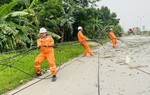 Điện lực miền Bắc khắc phục sự cố do mưa lớn và lốc xoáy để cấp điện trở lại cho người dân