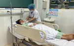 Xuyên đêm đưa nữ bệnh nhân từ đảo Quan Lạn về đất liền cấp cứu