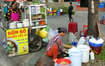 TPHCM: Trước nỗi lo ngộ độc thực phẩm, khuyến cáo học sinh không sử dụng thức ăn đường phố.