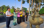 Phụ nữ Bình Dương dâng hương tại Tượng đài chiến thắng Bàu Bàng 