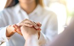 Khơi lại sai lầm chồng ngoại tình khác nào "đòn tra tấn"