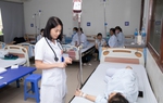 Trăn trở của những bác sĩ ở nơi truyền cho bệnh nhân sự sống