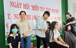 Phụ nữ Công an Vĩnh Long hiến tóc tặng bệnh nhân ung thư nhân Ngày 30/4