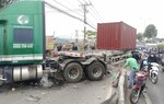 TPHCM: 3 người bị xe container cuốn vào gầm, Quốc lộ 22 kẹt xe nhiều km 