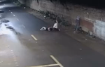 Camera ghi lại cảnh cô gái bị quật ngã, đâm dao trong đêm