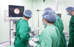 Bé gái 17 tháng tuổi bị sỏi niệu đạo hiếm gặp