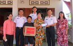 Bộ đội hải quân và nữ doanh nhân thành phố Vũng Tàu tặng quà trẻ mồ côi 