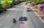 Xử phạt nhóm phụ nữ tập yoga, chụp ảnh "check in" giữa đường