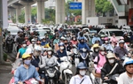 Đường phố Hà Nội ùn tắc ngày đầu người dân đi làm sau nghỉ lễ 30/4 - 1/5