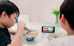 Trẻ em sử dụng điện thoại thông minh trong bữa ăn sẽ tăng nguy cơ béo phì