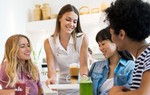 Mức lương trả cho nhân viên phụ quán là bao nhiêu một giờ?