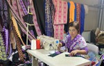 Si Ma Cai: Chi hội trưởng phụ nữ vận động hội viên vào tổ hợp tác may thổ cẩm 
