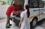 Cụ bà 84 tuổi bị thương trong vụ cháy nhà trọ được chuyển sang Bệnh viện Bạch Mai để điều trị