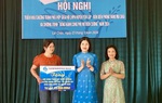 Trao học bổng cho học sinh, tặng quà hội viên phụ nữ nghèo ở Lai Châu