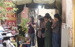 Nhiều người đến hiện trường thắp hương cho các nạn nhân vụ cháy nhà trọ