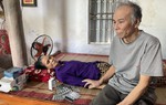 Vợ chồng già cùng mắc bệnh hiểm nghèo sống lay lắt trong gian nhà xuống cấp