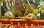 Ngân hàng Nhà nước bất ngờ dừng đấu thầu vàng, triển khai phương án bình ổn giá mới