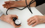 Mùa nóng, người cao huyết áp nên tránh 6 điều này nếu không muốn đột quỵ sớm "hỏi thăm"