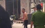 Thanh niên nghi "ngáo đá" chạy trên đường, cầm dao tự cắt cổ 