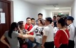 Hà Nội: Sau cú đạp của người phụ nữ, một cư dân chung cư phải nhập viện