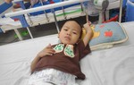 Ánh mắt cầu cứu của bé trai 5 tuổi mang khối u lớn ở bộ phận sinh dục