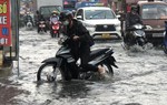 TPHCM: Mưa lớn nhất trong những ngày qua, đường ngập như sông, nhiều xe chết máy 