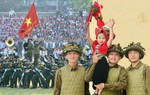 "Em bé Điện Biên" dưới mưa khiến triệu người xúc động: Vừa về đến nhà vẫn không quên hỏi mẹ "con cười có tươi không?"