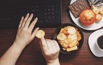 19 thói quen có hại cho sức khỏe mà bác sĩ muốn bạn bỏ càng sớm càng tốt