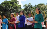 Phó Chủ tịch Thường trực Hội LHPN Việt Nam Đỗ Thị Thu Thảo dâng hương tại Nghĩa trang Liệt sĩ TPHCM