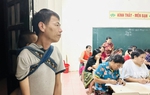 Chồng địu con để vợ đi học lớp xóa mù chữ