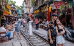 Sốc vì cảnh khách du lịch nườm nượp checkin ở "xóm cà phê đường tàu" Hà Nội, bất chấp các loại biển cảnh báo nguy hiểm