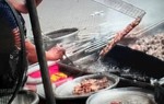 Hà Nội: Chủ quán bún chả rửa thịt bằng "nước than đen" bị phạt 3,5 triệu đồng