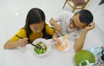 Người cha đơn thân khuyến khích con gái trở thành "cây thể thao", "cây văn nghệ" 