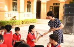 Nhiều mẹ hồn nhiên "xông" vào phòng tắm, thay đồ trước mặt con tuổi dậy thì