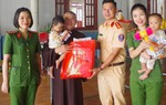 Hà Tĩnh: Tặng hơn 600 suất quà cho trẻ mồ côi nhân ngày Quốc tế thiếu nhi