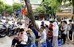 Người dân xếp hàng mua vàng "bình ổn giá"