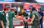 Ngư dân bị tai nạn đứt rời 1/3 cánh tay được đưa về đất liền bằng trực thăng để điều trị