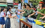 Quảng Ngãi: Các nữ chiến sĩ công an nhiệt tình "Tiếp sức mùa thi" năm 2024 