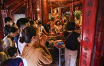 Trước ngày thi vào lớp 10, phụ huynh Hà Nội đi gần chục đền, chùa "cầu may" cho con