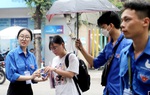 Thi vào lớp 10 Hà Nội: Thí sinh được các tình nguyện viên chăm sóc nhiệt tình