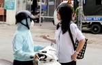 Thi vào lớp 10 Hà Nội: Lo tắc đường, phụ huynh chở con đến trường thi trước 2 tiếng