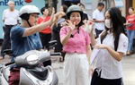 Thi vào lớp 10 Hà Nội: Những hình ảnh yêu thương của cha mẹ dành cho con trong buổi thi đầu tiên