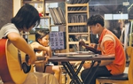 Cần lưu ý gì khi cho con học đàn mùa hè?